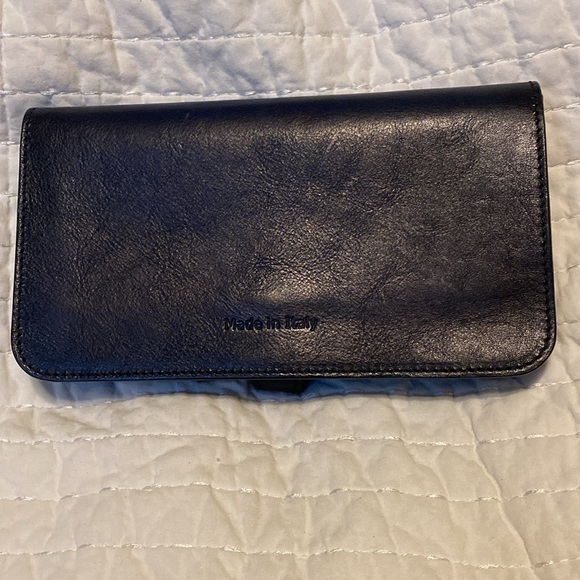 Unisex Pratese Firenze Leather Clutch Wallet Midnight Blue ♥️
Pure Class - Picture 9 of 13